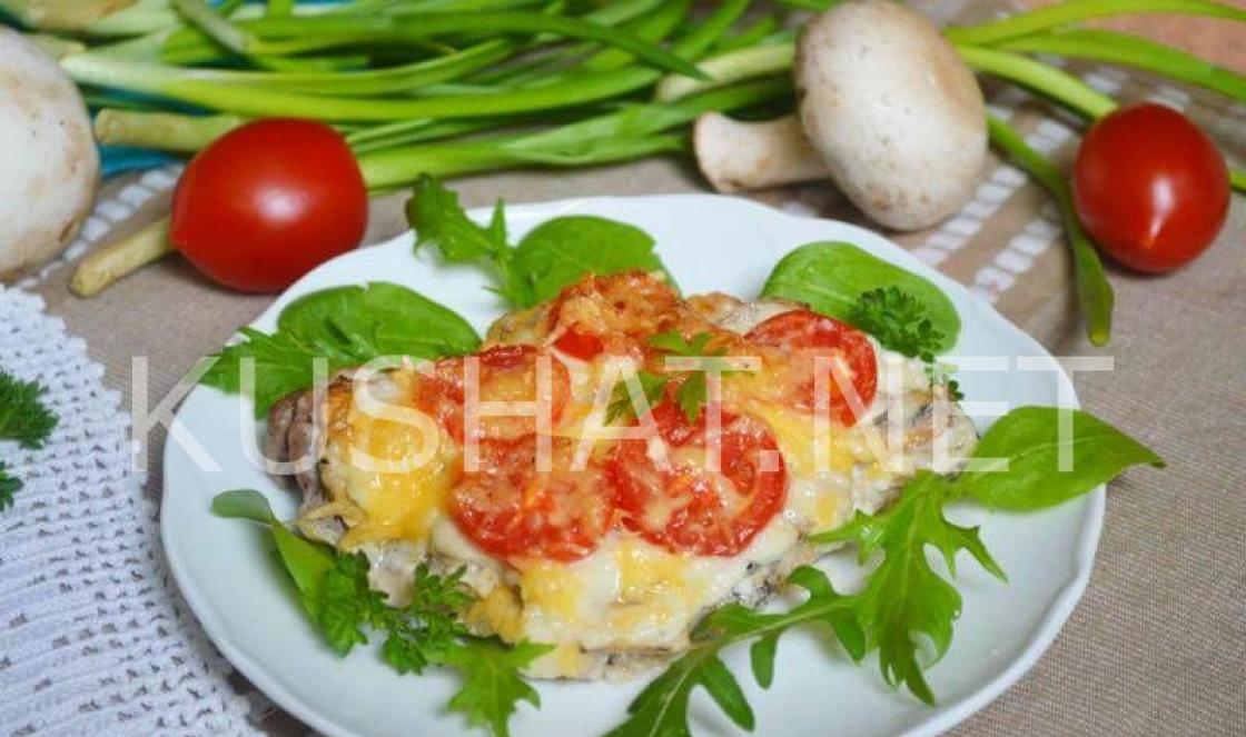 Göbələk, pomidor, kartof, ananas, pendir ilə evdə hazırlanmış kral donuz əti reseptləri