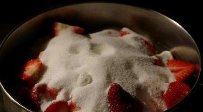 Едноставен рецепт за правење џем од јагоди за зима