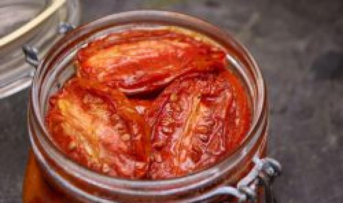 Irisan tomat dengan bawang merah dan minyak untuk musim dingin Acar tomat dengan minyak sayur untuk musim dingin