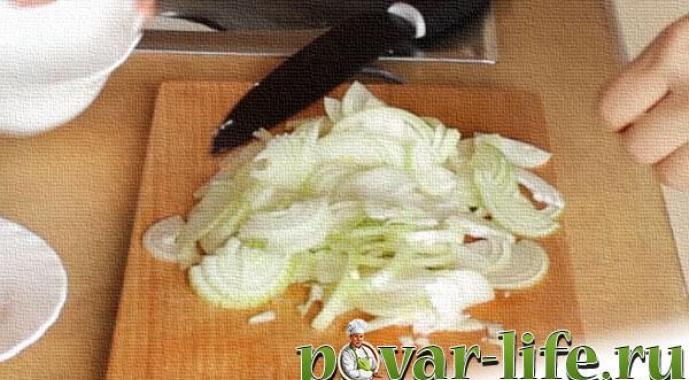 Ikan direndam dengan wortel dan bawang bombay dalam cuka