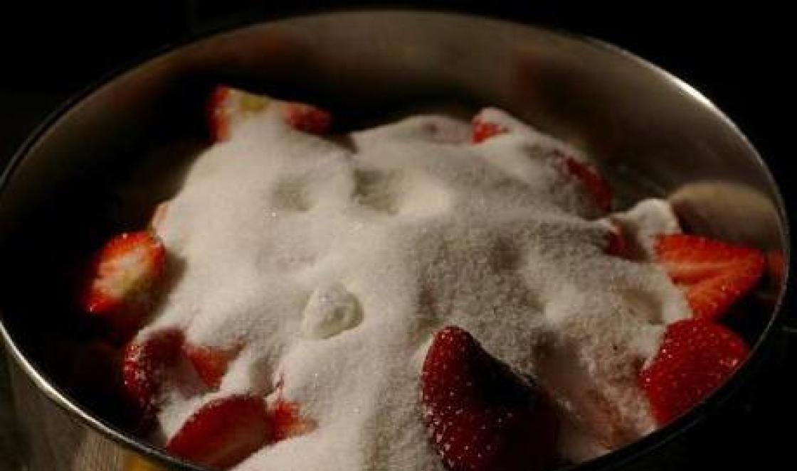 सर्दियों के लिए स्ट्रॉबेरी जैम बनाने की सरल रेसिपी